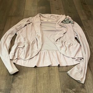 Ya Los Angeles pale pink open long sleeve blazer-esqu look. Pair with jeans